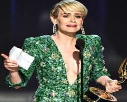 Sarah is the first actor to win five major acting awards in a single year for the same role. She won an Emmy, Golden Globe, Critics Choice, Screen act